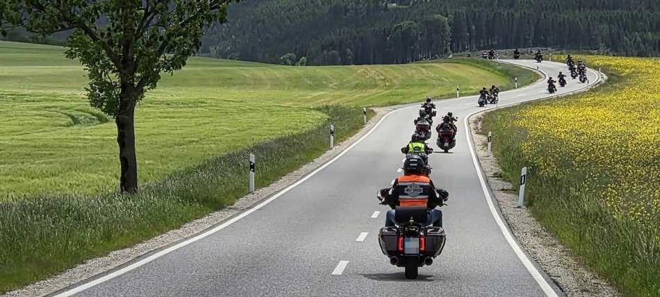 Eine Gruppe von Motorradfahrern auf einer Landstraße bei einem gemeinsamen Ausflug
