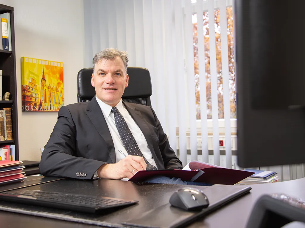 Rechtsanwalt Dr. Volker Heise arbeitet am Schreibtisch