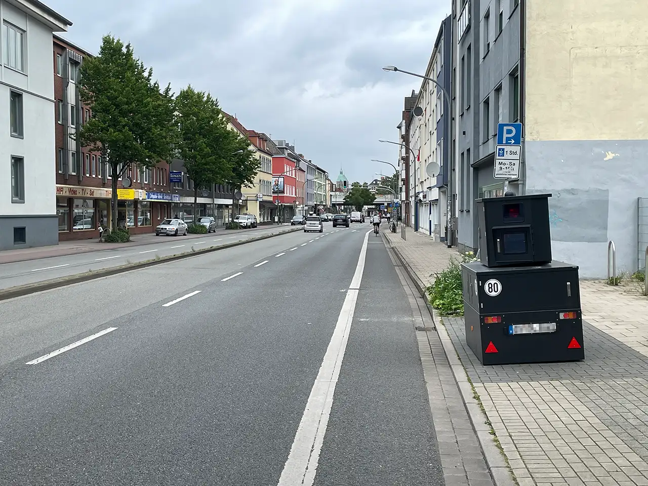 Geschwindigkeitsmessung durch einen mobilen Blitzanhänger an einer Strasse innerorts